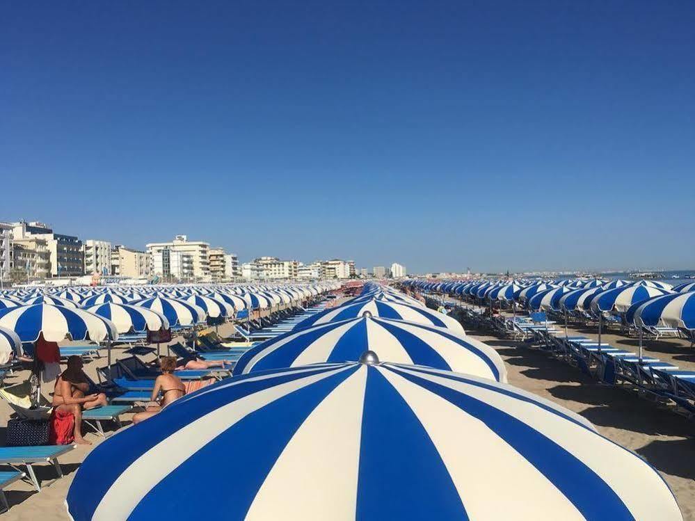 Hotel Ines Cattolica Eksteriør bilde